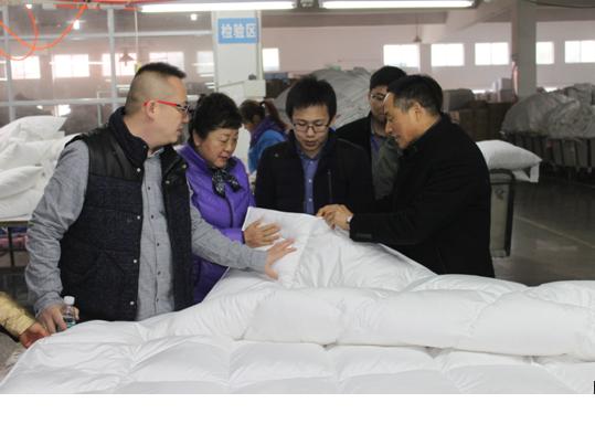 中國羽絨工業(yè)協(xié)會(huì)姚小蔓理事長、京東商城服飾家居事業(yè)部周總一行到鴻潤考察指導(dǎo)